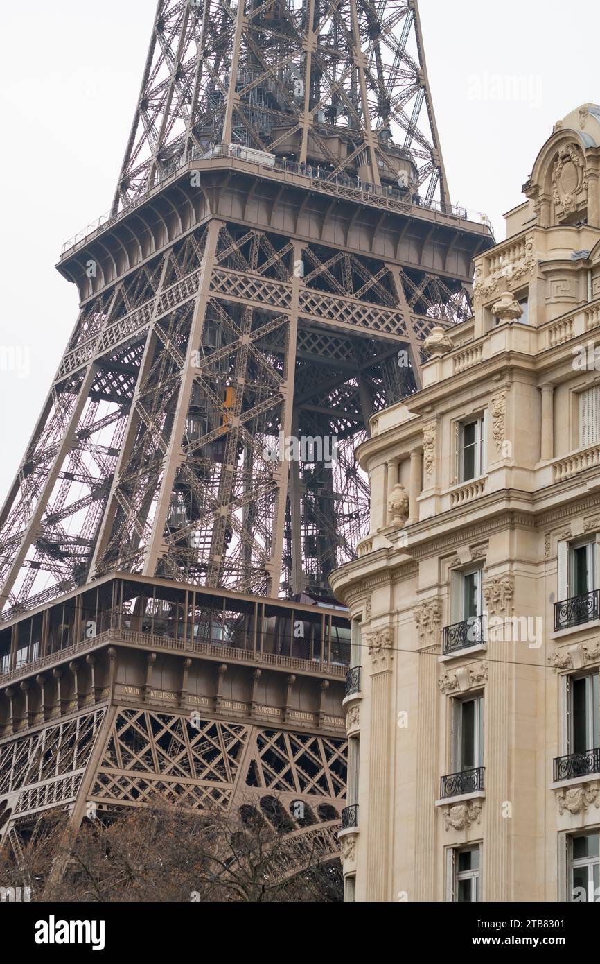 Apartment in a bourgeois building at the foot of the Eiffel Tower in ...