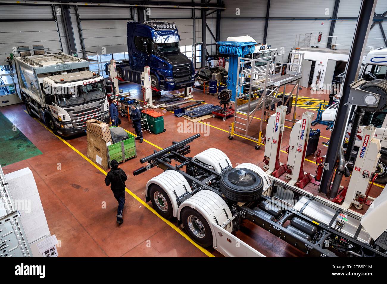 Garage” Scania Mediterranee” in Brignolles (south-eastern France): mechanics at work in the truck repair shop Stock Photo