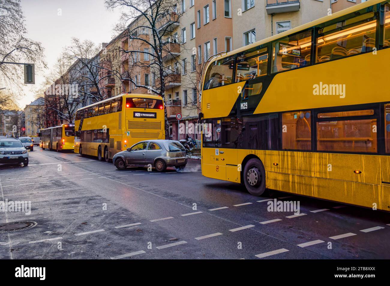 Stau auf der Pannierstrasse wegen Zweite Reihe Parker, Bus 29, Bus 171,  ÖVPN, BVG, Berlin-Neukoelln Stock Photo