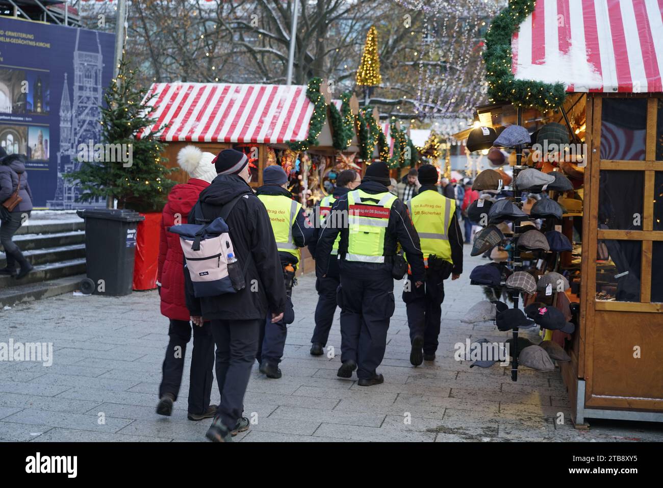 Weihnachtsmarkt auf dem Breitscheidplatz in Berlin. Erhöhte Sicherheitsstandards wegen Terrorgefahr, Sicherheitspersonal, Polizei, Berlin Stock Photo