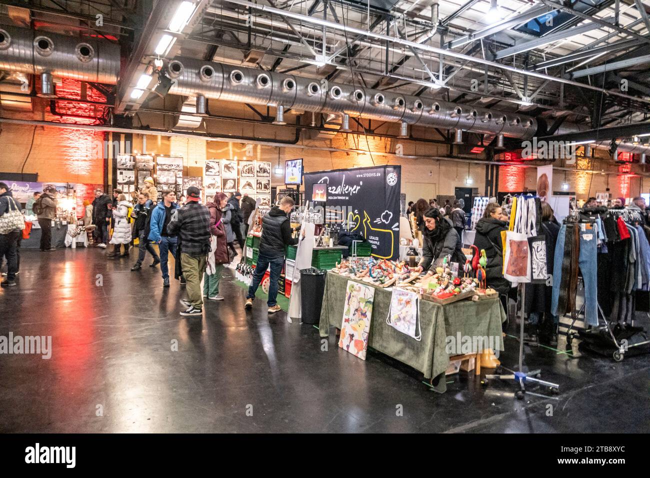 Weihnachtsmarkt in der Arena in Treptow, Holy Shit Shopping