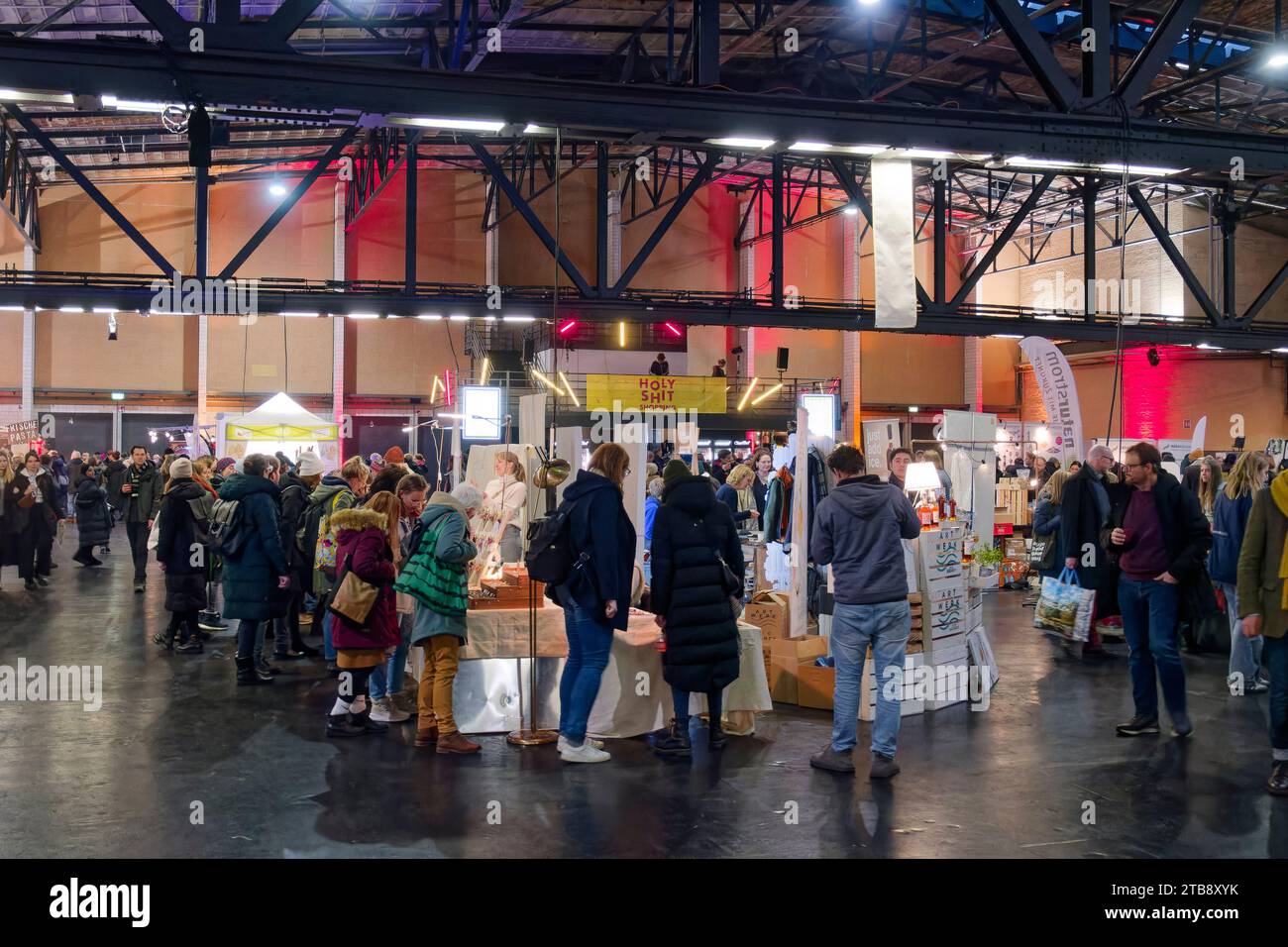 Weihnachtsmarkt in der Arena in Treptow, Holy Shit Shopping, Innenaufnahme, Berlin Stock Photo