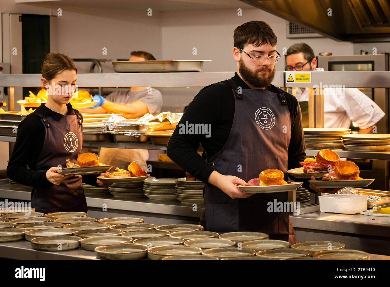 Behind the scenes in a restaurant kitchen Stock Photo - Alamy