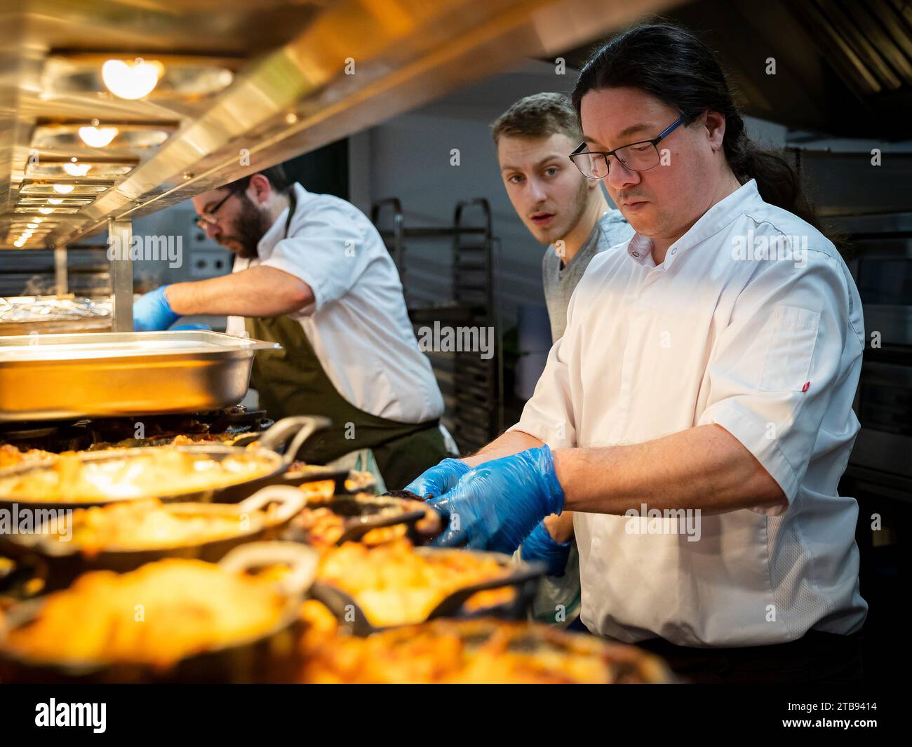 Behind the scenes in a restaurant kitchen Stock Photo - Alamy