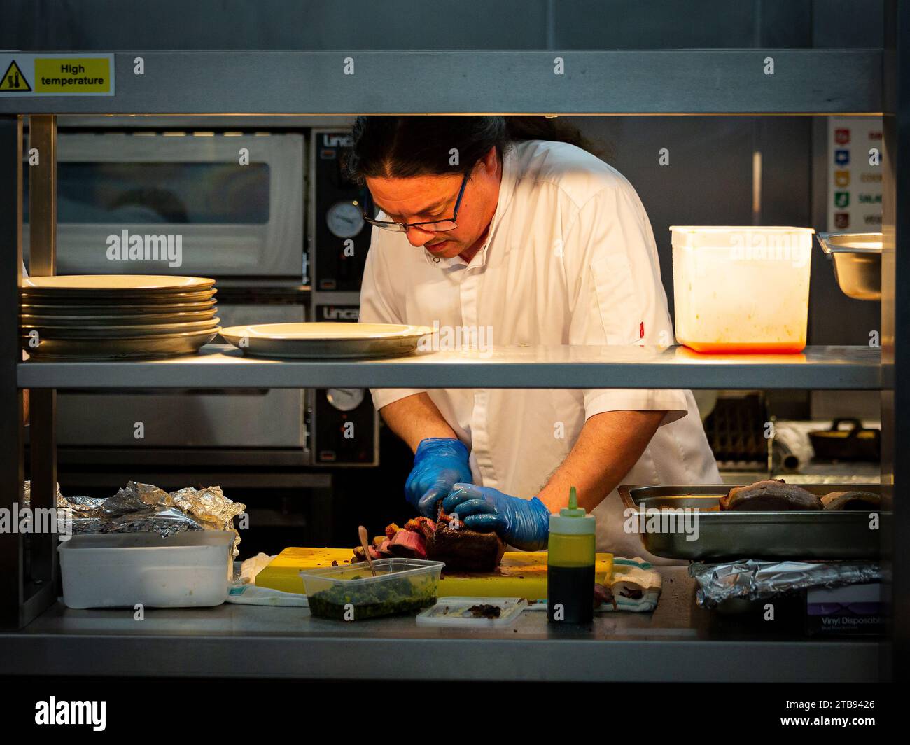 Behind the scenes in a restaurant kitchen Stock Photo - Alamy