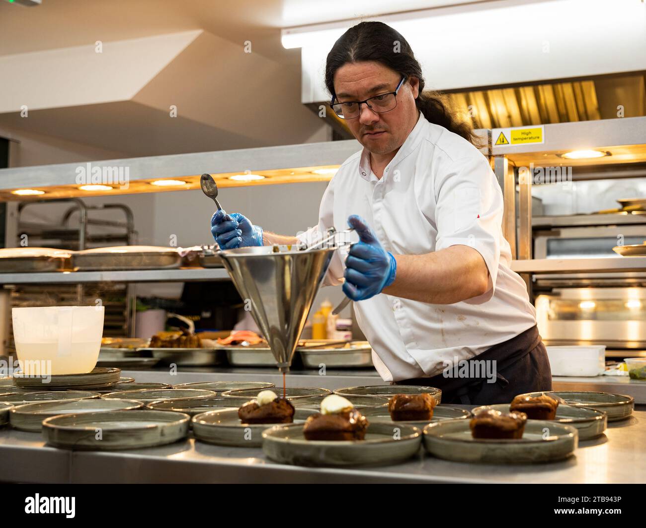 Behind the scenes in a restaurant kitchen Stock Photo - Alamy