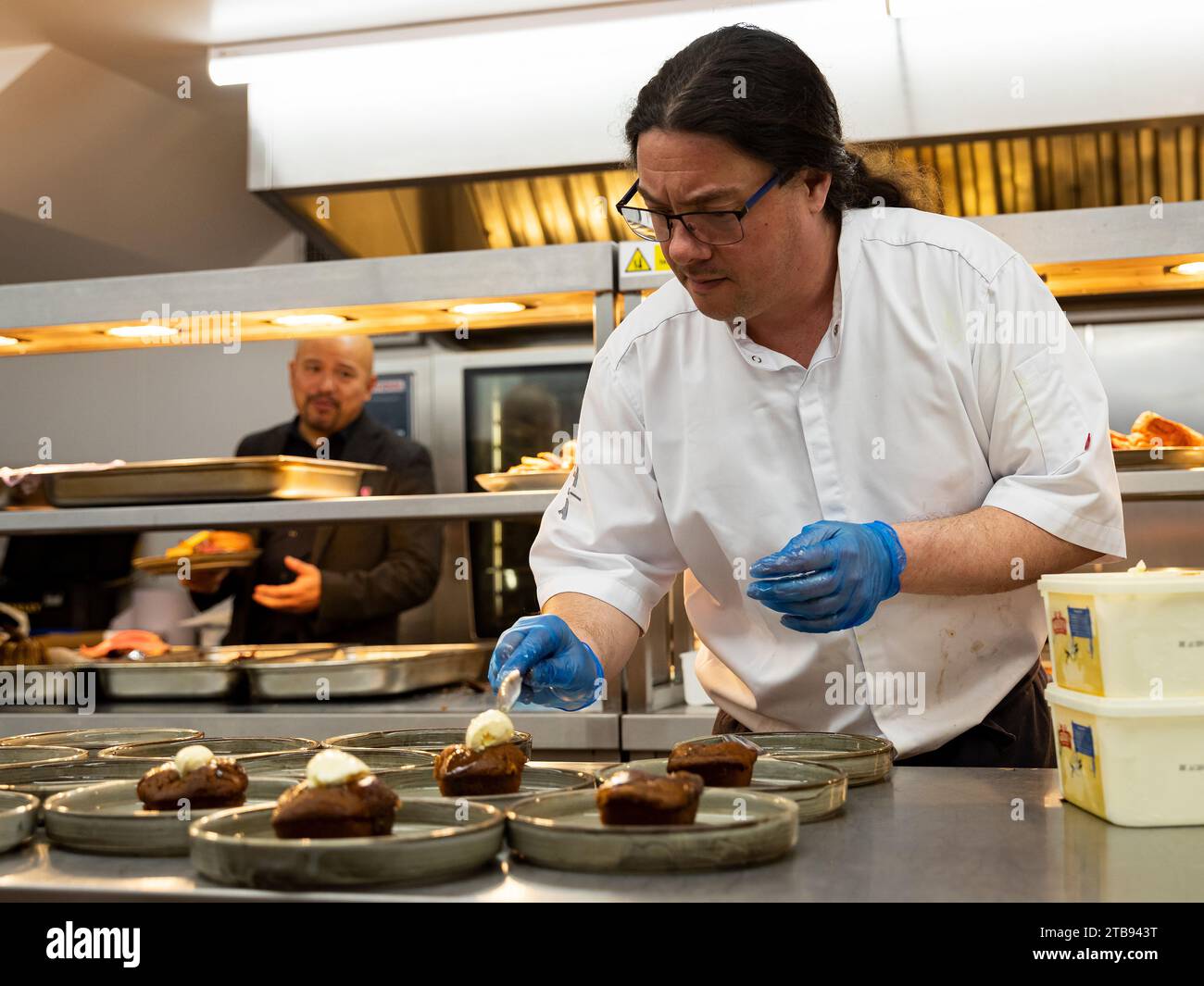 Behind the scenes in a restaurant kitchen Stock Photo - Alamy