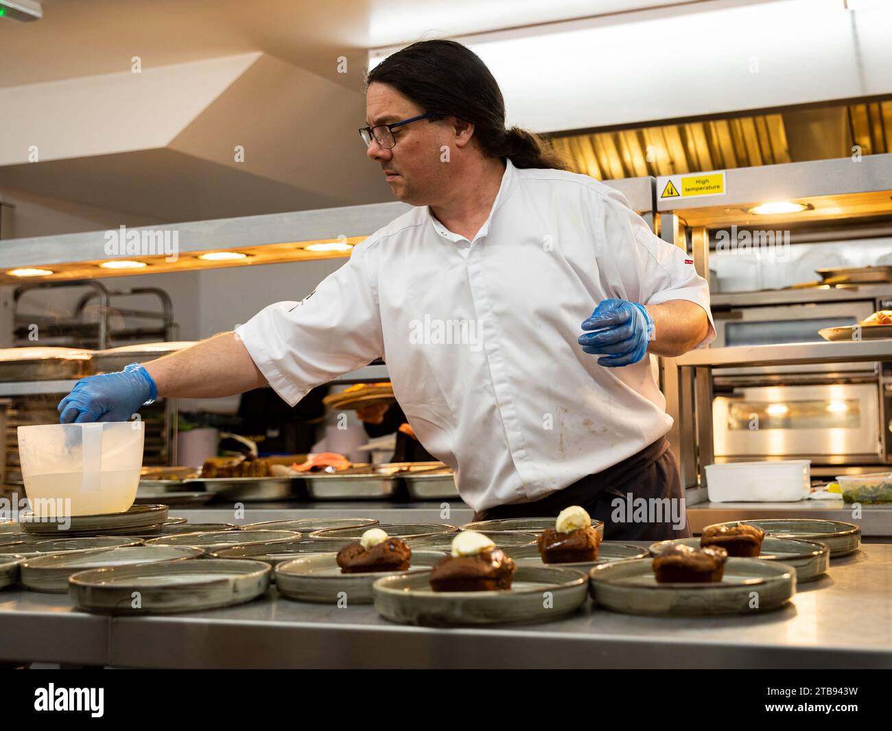 Behind the scenes in a restaurant kitchen Stock Photo - Alamy