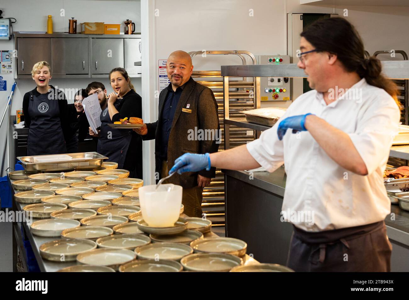 Behind the scenes in a restaurant kitchen Stock Photo - Alamy