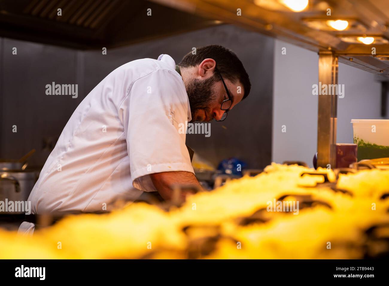 Behind the scenes in a restaurant kitchen Stock Photo - Alamy