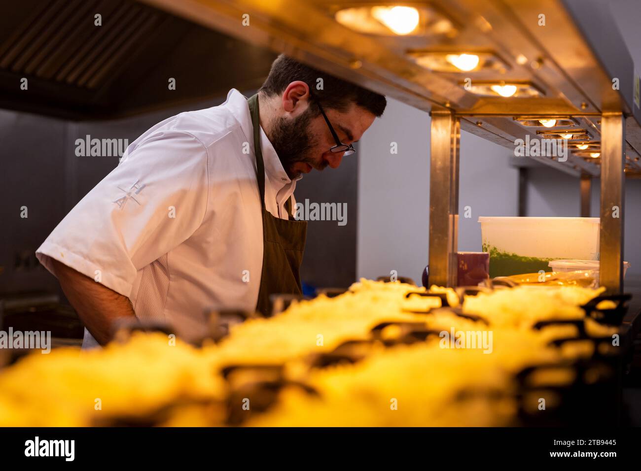 Behind the scenes in a restaurant kitchen Stock Photo - Alamy