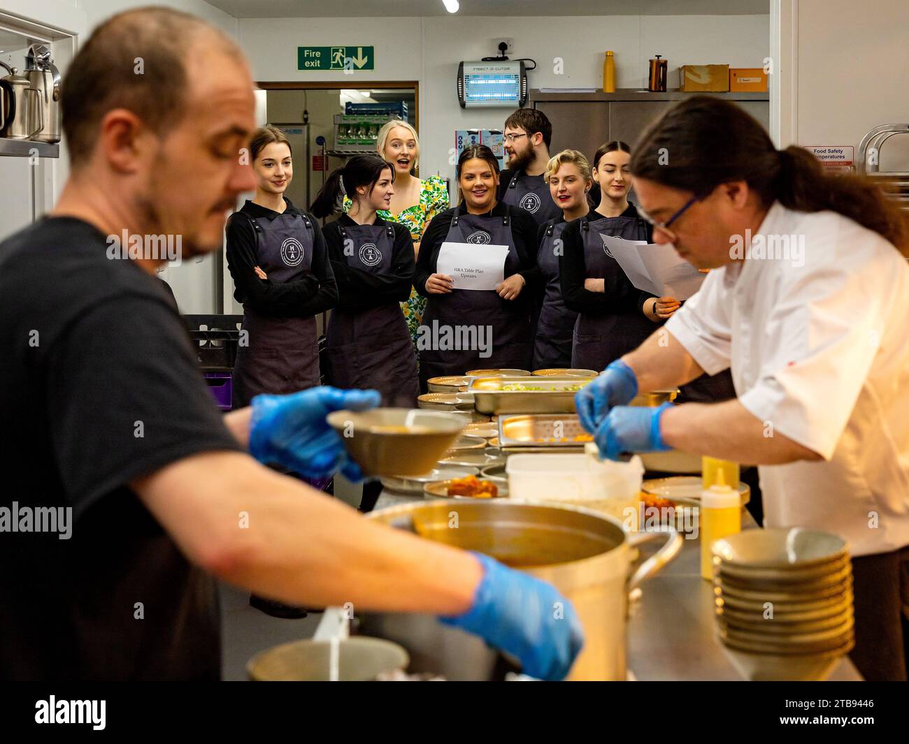 Behind the scenes in a restaurant kitchen Stock Photo - Alamy