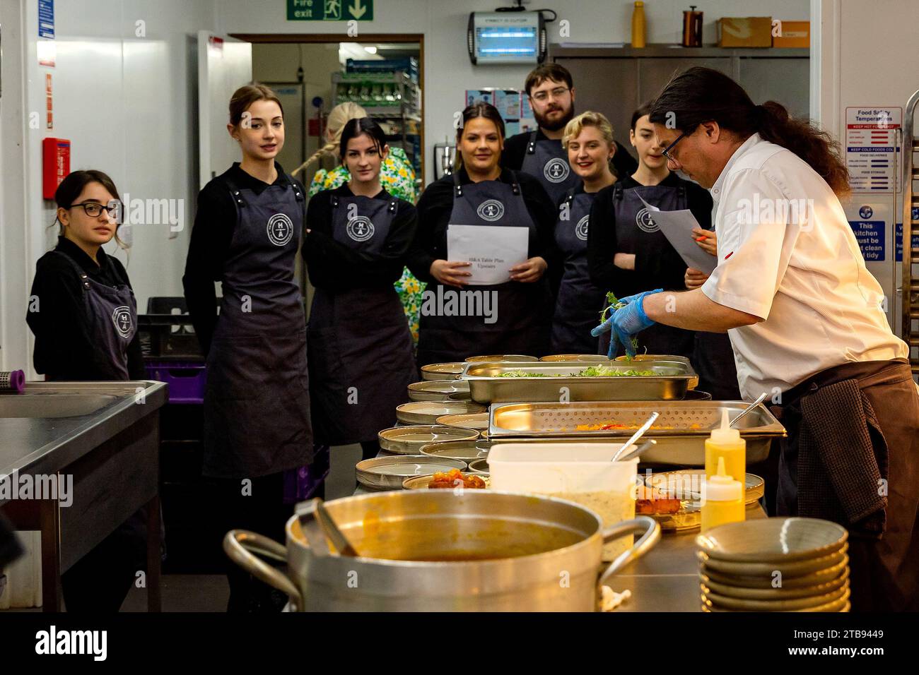 Behind the scenes in a restaurant kitchen Stock Photo - Alamy