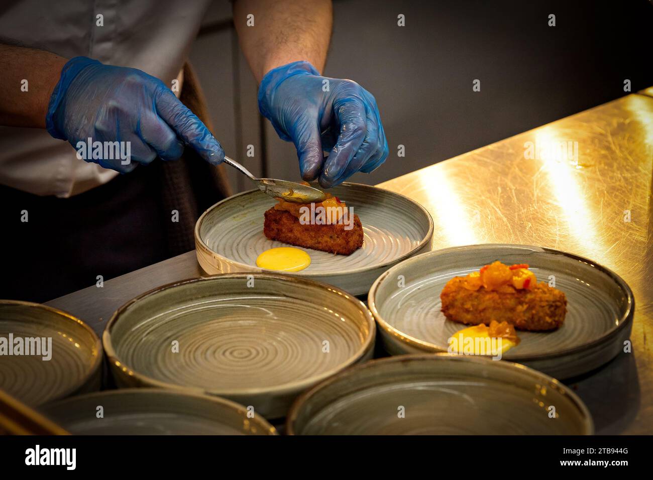 Behind the scenes in a restaurant kitchen Stock Photo - Alamy