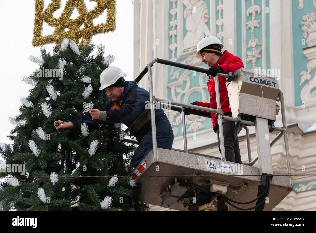 2023-12-05 Kyiv, Ukraine. Municipal workers decorating the Christmas tree with lights Stock Photo