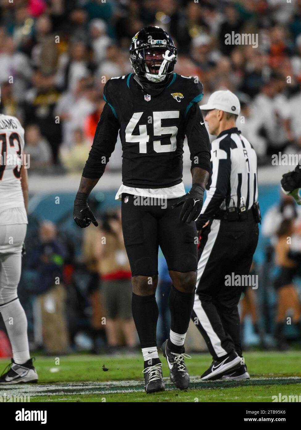 Jacksonville, FL, USA. 4th Dec, 2023. Jacksonville Jaguars linebacker K ...