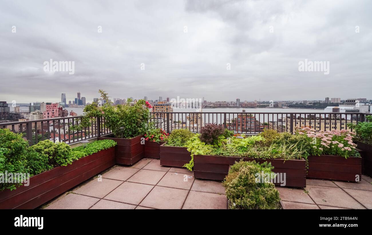 Rooftop new york patio hi-res stock photography and images - Alamy