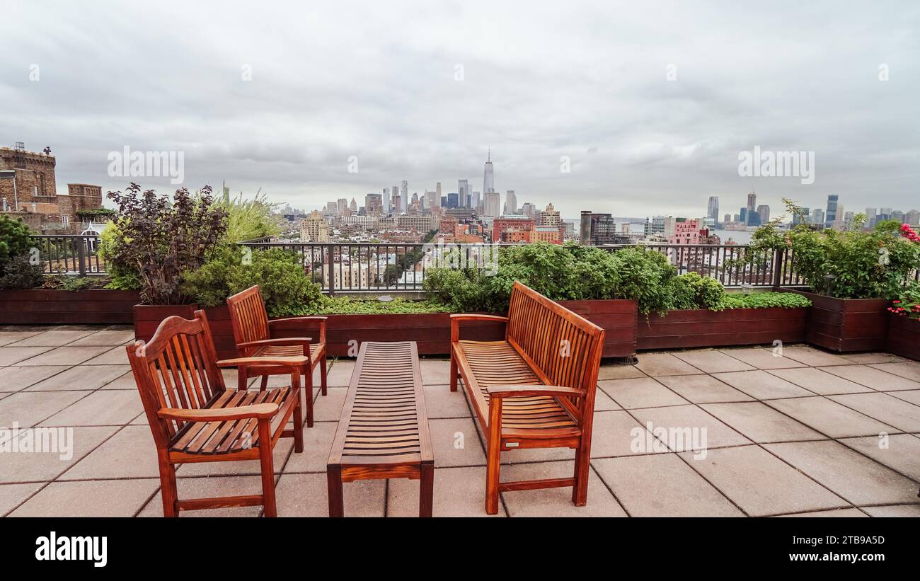 Rooftop new york patio hi-res stock photography and images - Alamy