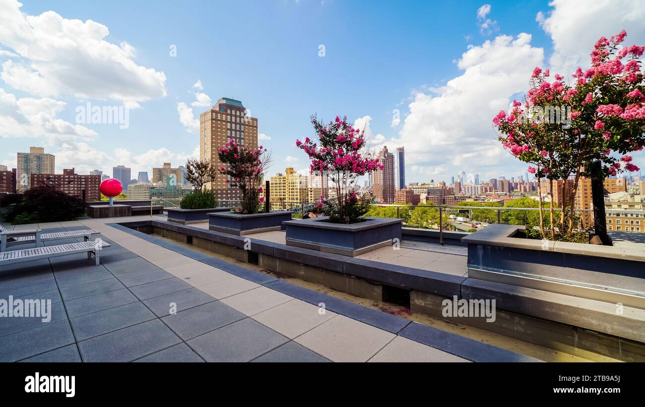 Rooftop new york patio hi-res stock photography and images - Alamy
