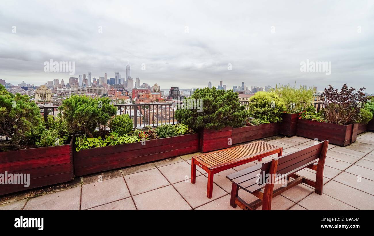 Rooftop new york patio hi-res stock photography and images - Alamy