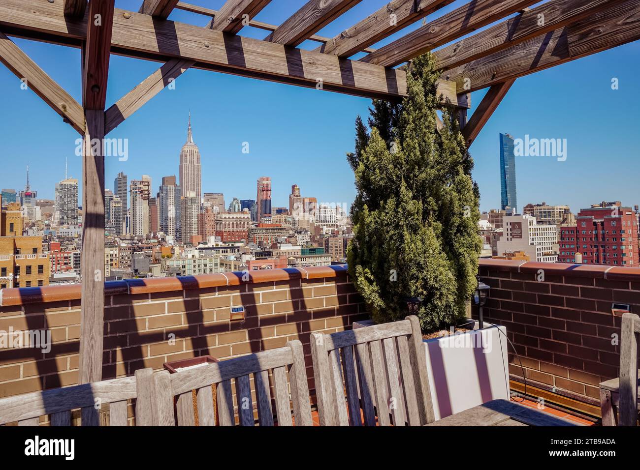 Rooftop new york patio hi-res stock photography and images - Alamy