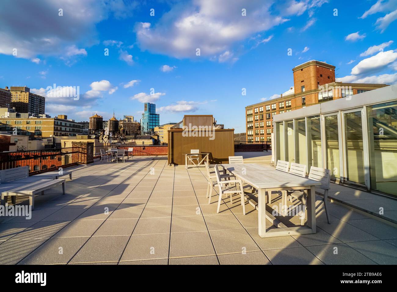 Rooftop new york patio hi-res stock photography and images - Alamy
