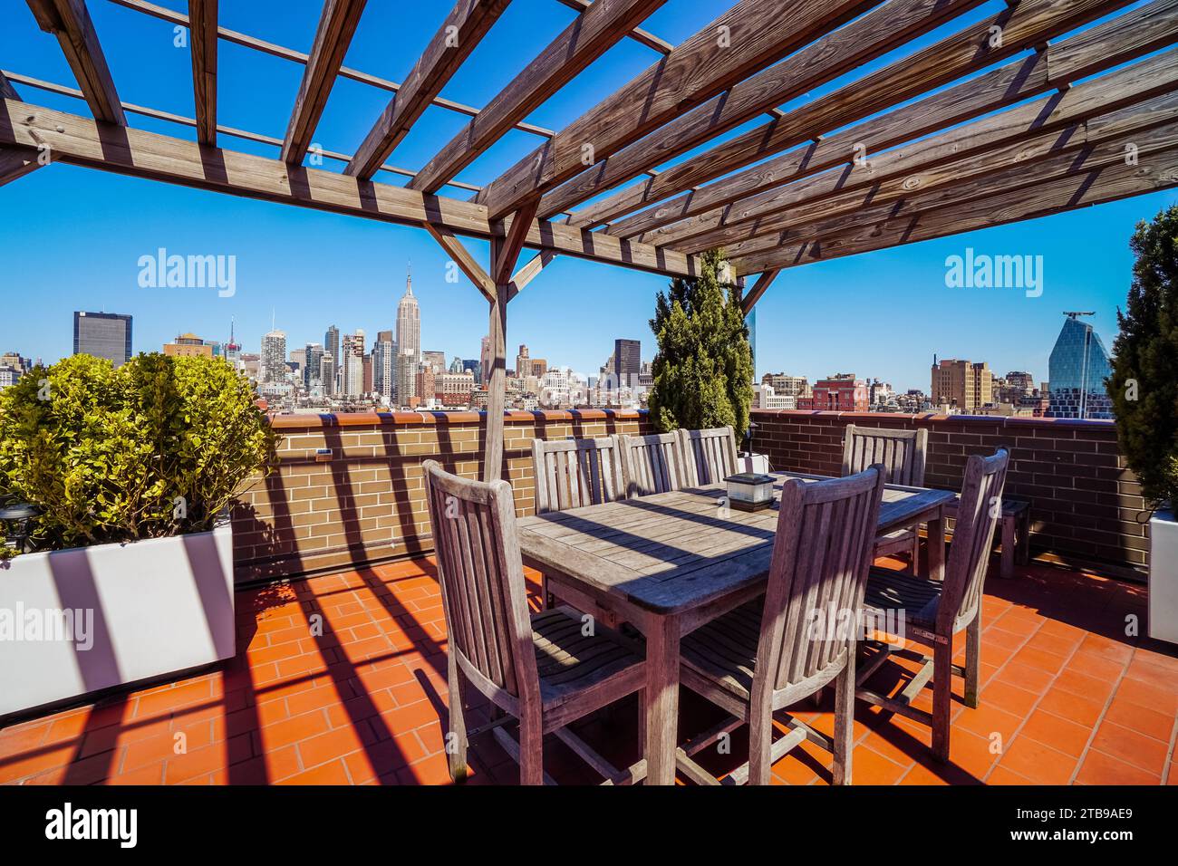 Rooftop new york patio hi-res stock photography and images - Alamy