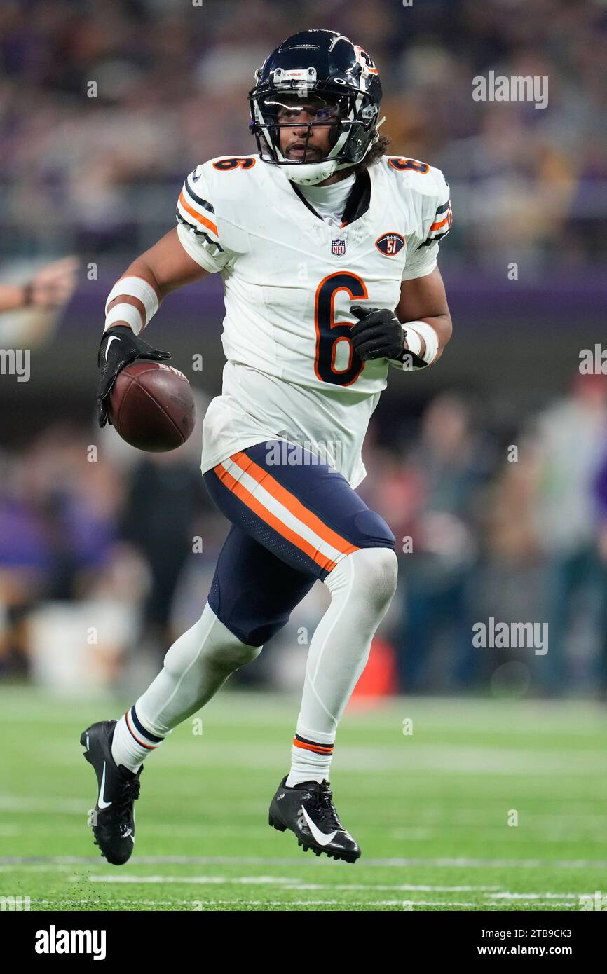 Chicago Bears cornerback Kyler Gordon (6) runs with the football to ...