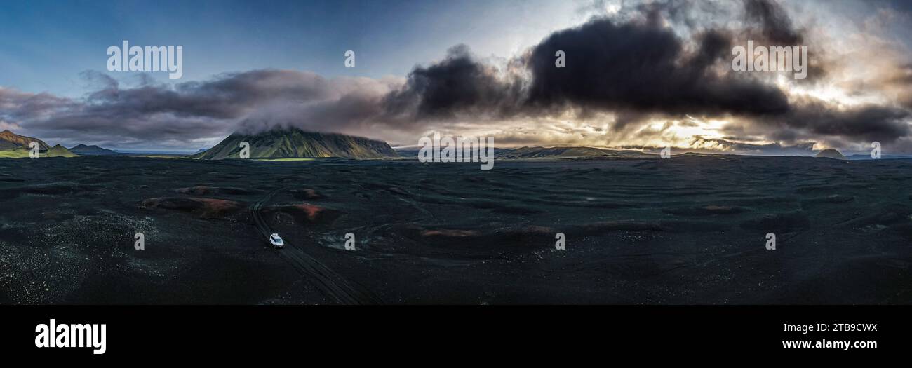 Ein 4x4, offroad Fahrzeug auf der F 232 inmitten der einsamen, urzeitlichen Vulkanlandschaft aus schwarzen Sand in der Nähe vom Oldufell Berg, Iceland Stock Photo