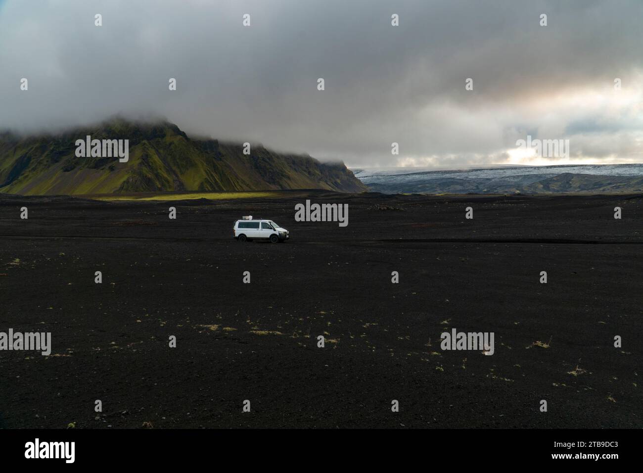 Ein 4x4, offroad Fahrzeug auf der F 232 inmitten der einsamen, urzeitlichen Vulkanlandschaft in der Nähe vom Oldufell Berg, Iceland Stock Photo