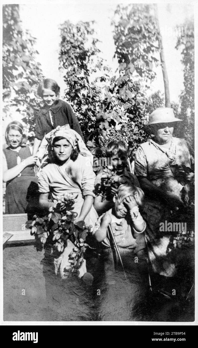 1940s black & white photograph of a London family who have travelled down to Kent for the fruit and hop picking. Stock Photo