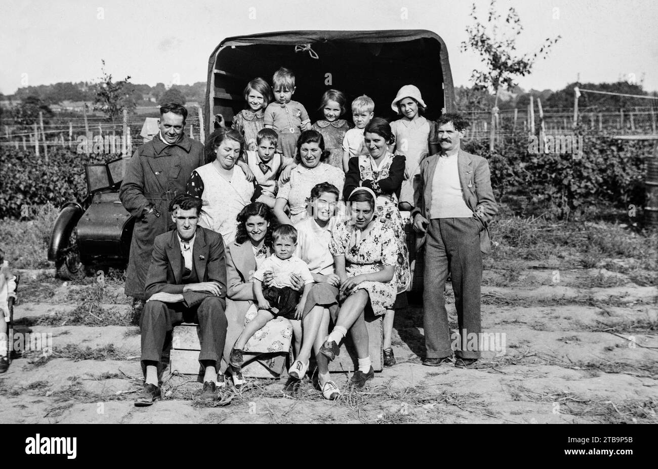 1940s black & white photograph of a London extended family who have travelled down to Kent for the fruit and hop picking. Stock Photo