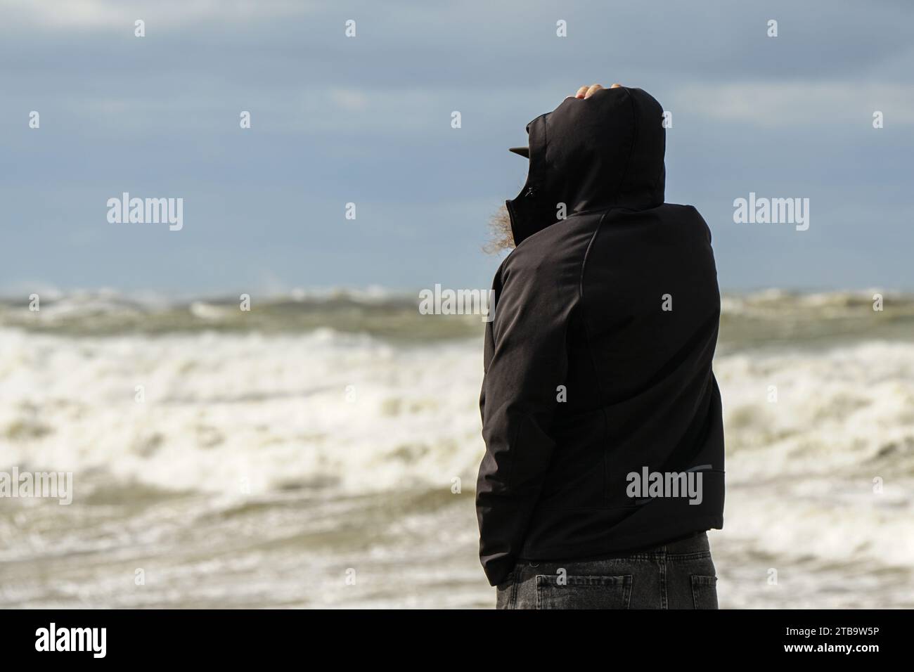 Man in the dark with hood hi-res stock photography and images - Alamy