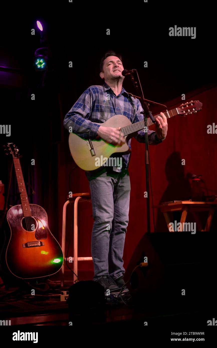 Singer, songwriter, Chris Ronald, in concert, Rogue Folk Club Stock Photo