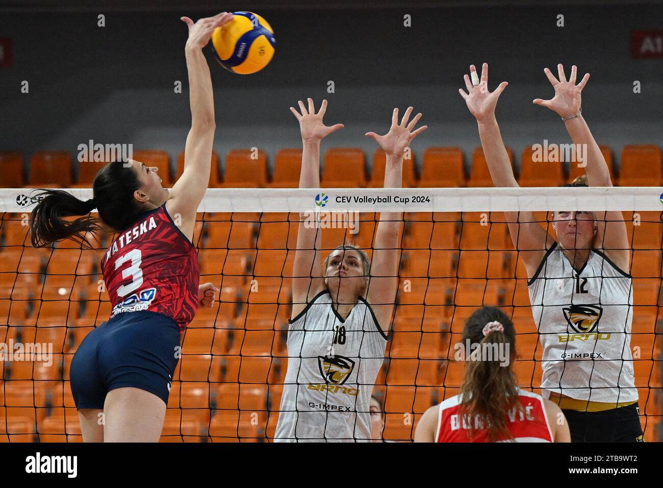 Brno, Czech Republic. 05th Dec, 2023. (L-R) Simona Mateska of Crvena ...