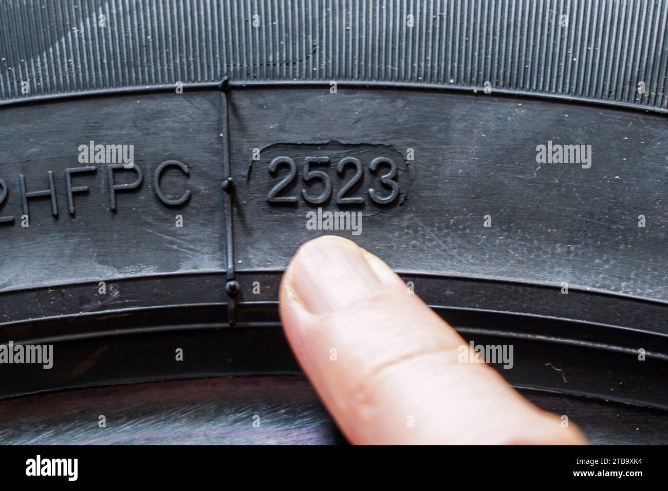 Tire side view with indication of the week and year of tire manufacture