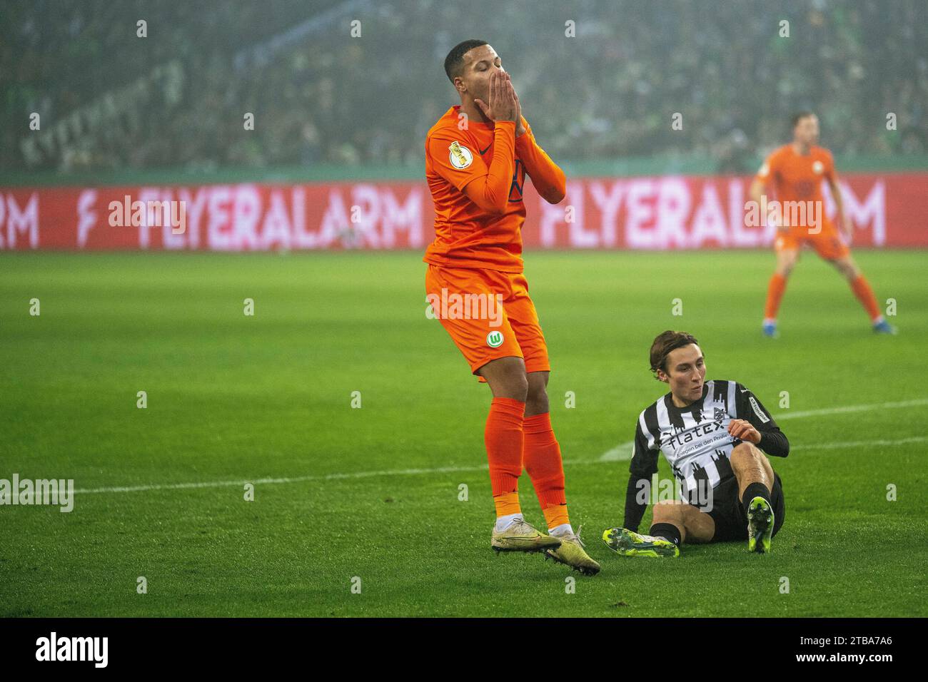 05.12.2023, Borussia-Park, Borussia Moenchengladbach, GER, DFB Pokal, 3. Hauptrunde, Borussia Moenchengladbach vs VFL Wolfsburg, Saison 2023/24, Im Bild: Rocco Reitz (Borussia Mönchengladbach, #27) wirft sich in den Schuss von Aster Jan Vranckx (Vfl Wolfsburg, #06); im Zweikampf, Duell, Dynamik, Aktion, Action, Spielszene; Gestik, Mimik, Emotionen; Foto © nordphoto GmbH/Denkinger DFL REGULATIONS PROHIBIT ANY USE OF PHOTOGRAPHS AS IMAGE SEQUENCES AND/OR QUASI-VIDEO Stock Photo