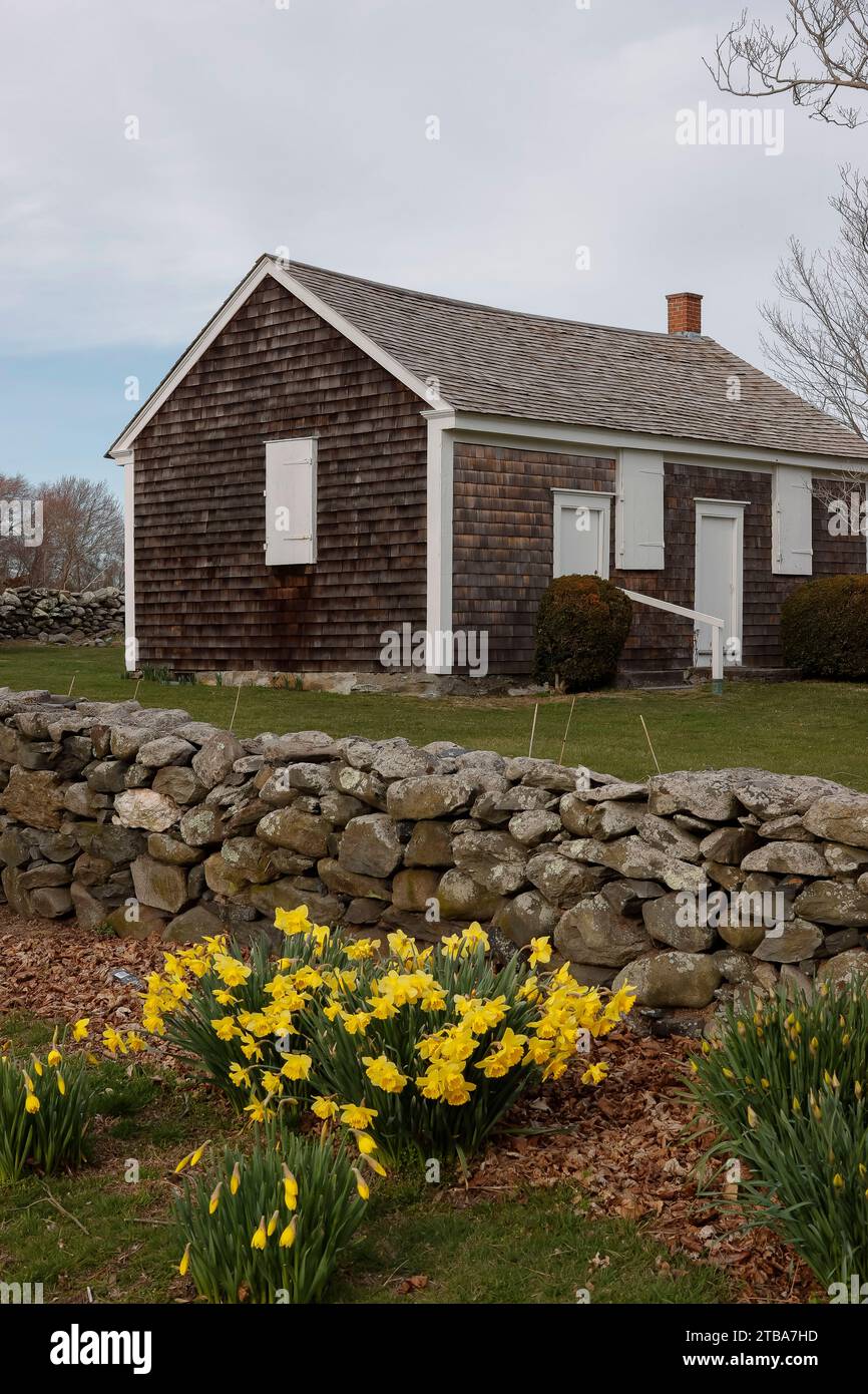 Started in 1684 by the Newport Quakers. Located on Windmill Hill in