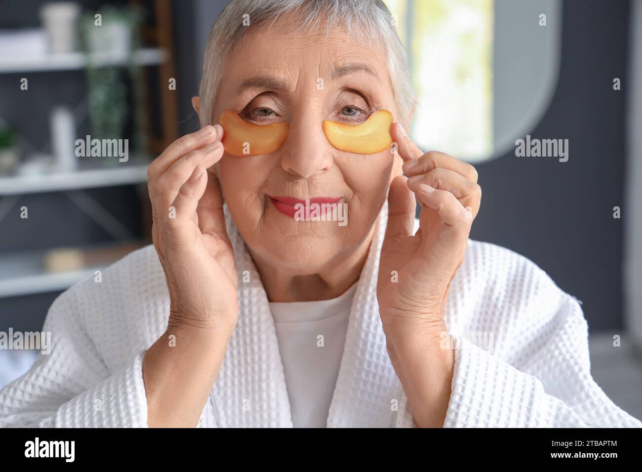 Applying under eye patches hi-res stock photography and images - Alamy