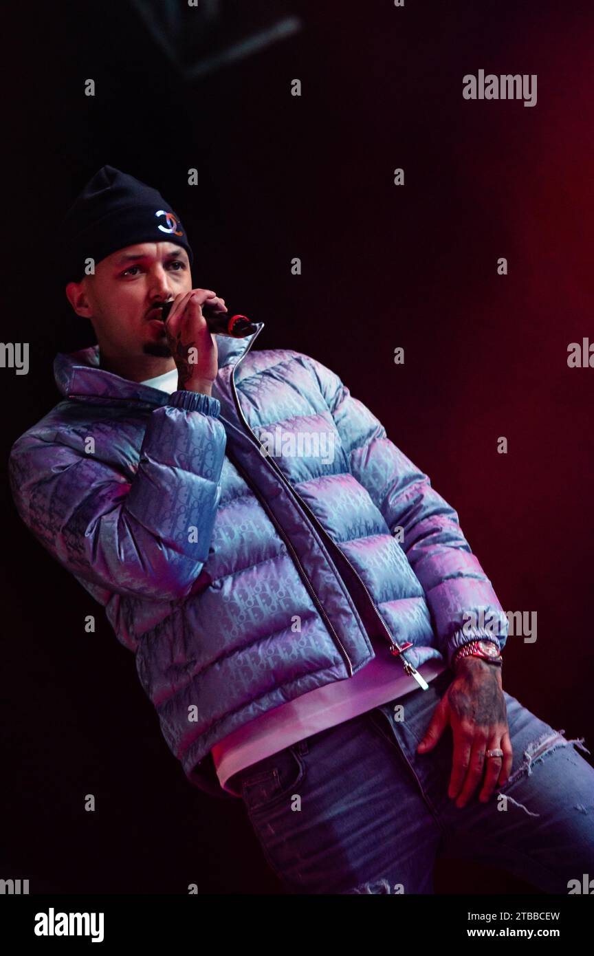 Slim live show review hi-res stock photography and images - Alamy