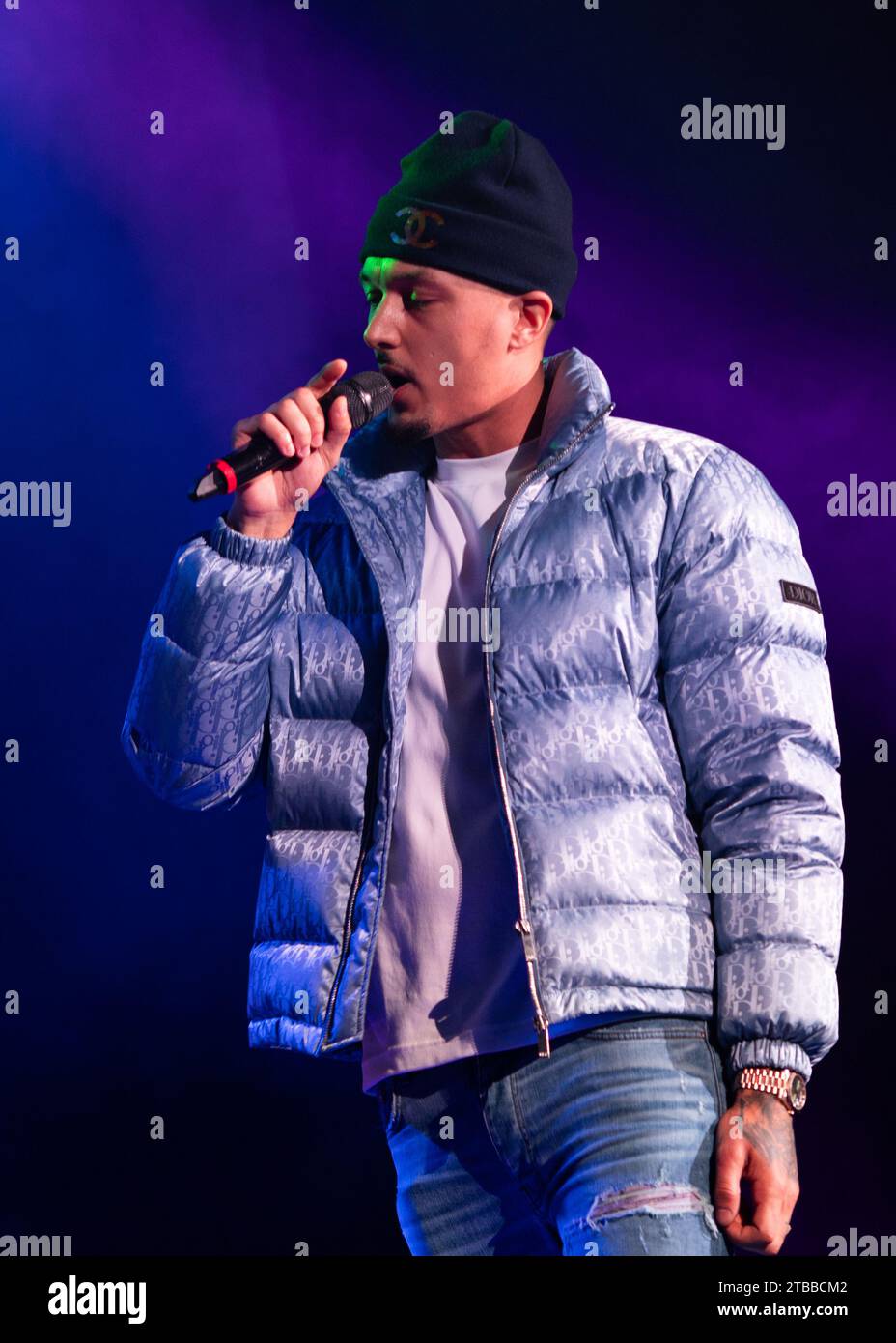 Slim still working 2 review hi-res stock photography and images - Alamy