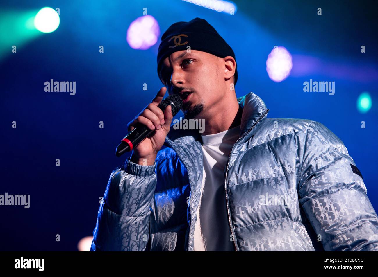 Slim still working 2 review hi-res stock photography and images - Alamy