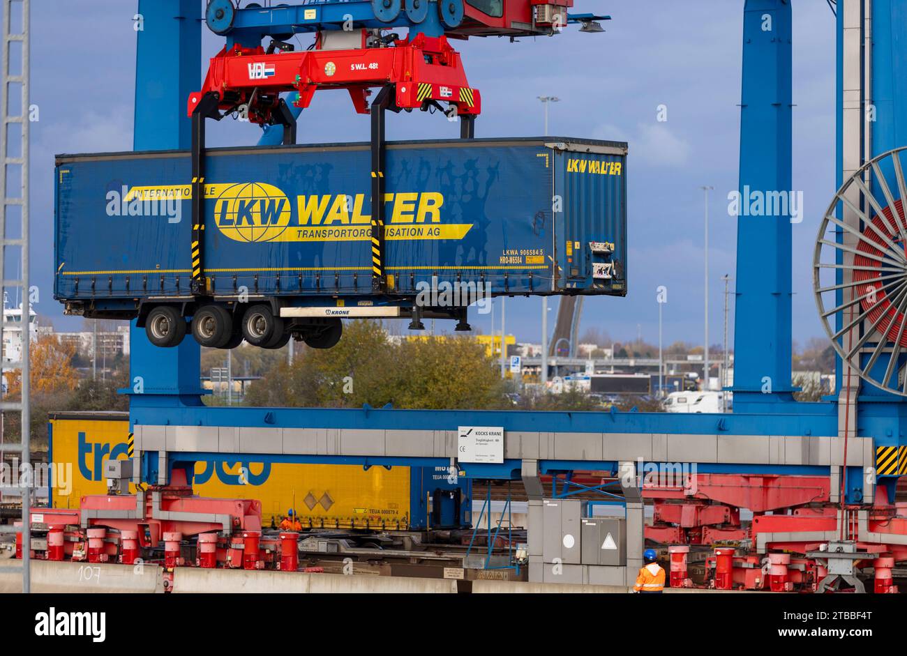 Rostock, Germany. 21st Nov, 2023. A trailer from the logistics company LKW Walter is loaded onto a train at the seaport together with other trailers. Several logistics centers operate in the seaport of Rostock and handle goods. Credit: Jens Büttner/dpa/Alamy Live News Stock Photo