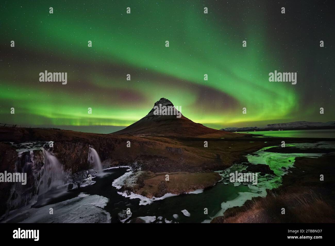 the-northern-lights-over-kirkjufell-mountain-which-sits-on-north-coast