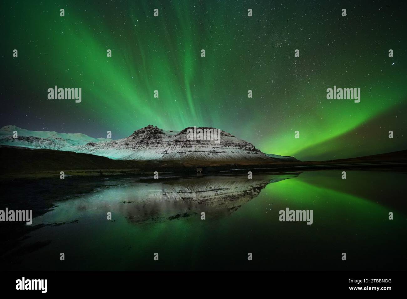 the-northern-lights-over-kirkjufell-mountain-which-sits-on-north-coast