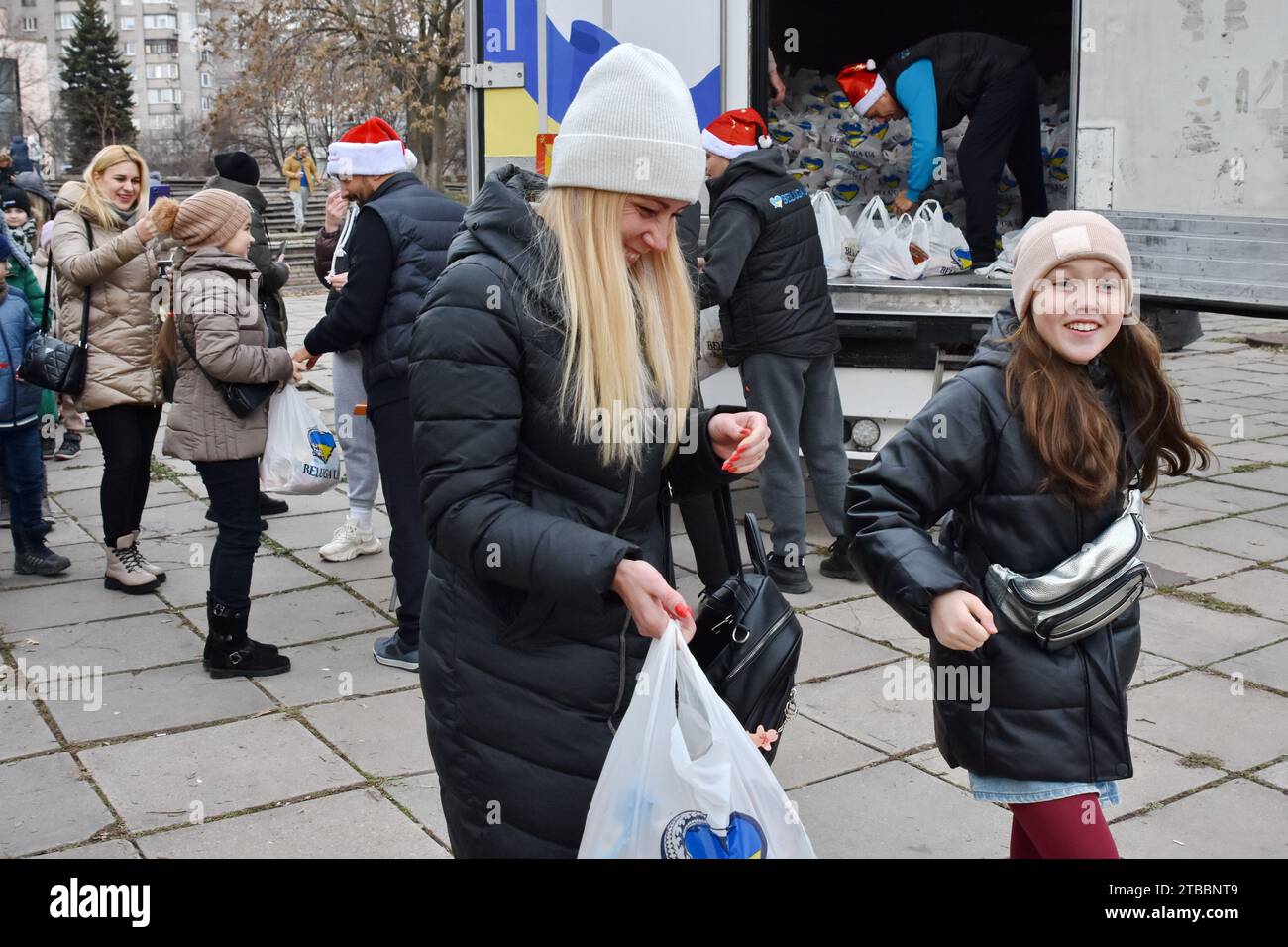zaporizhzhia-ukraine-05th-dec-2023-people-receive-children-gifts
