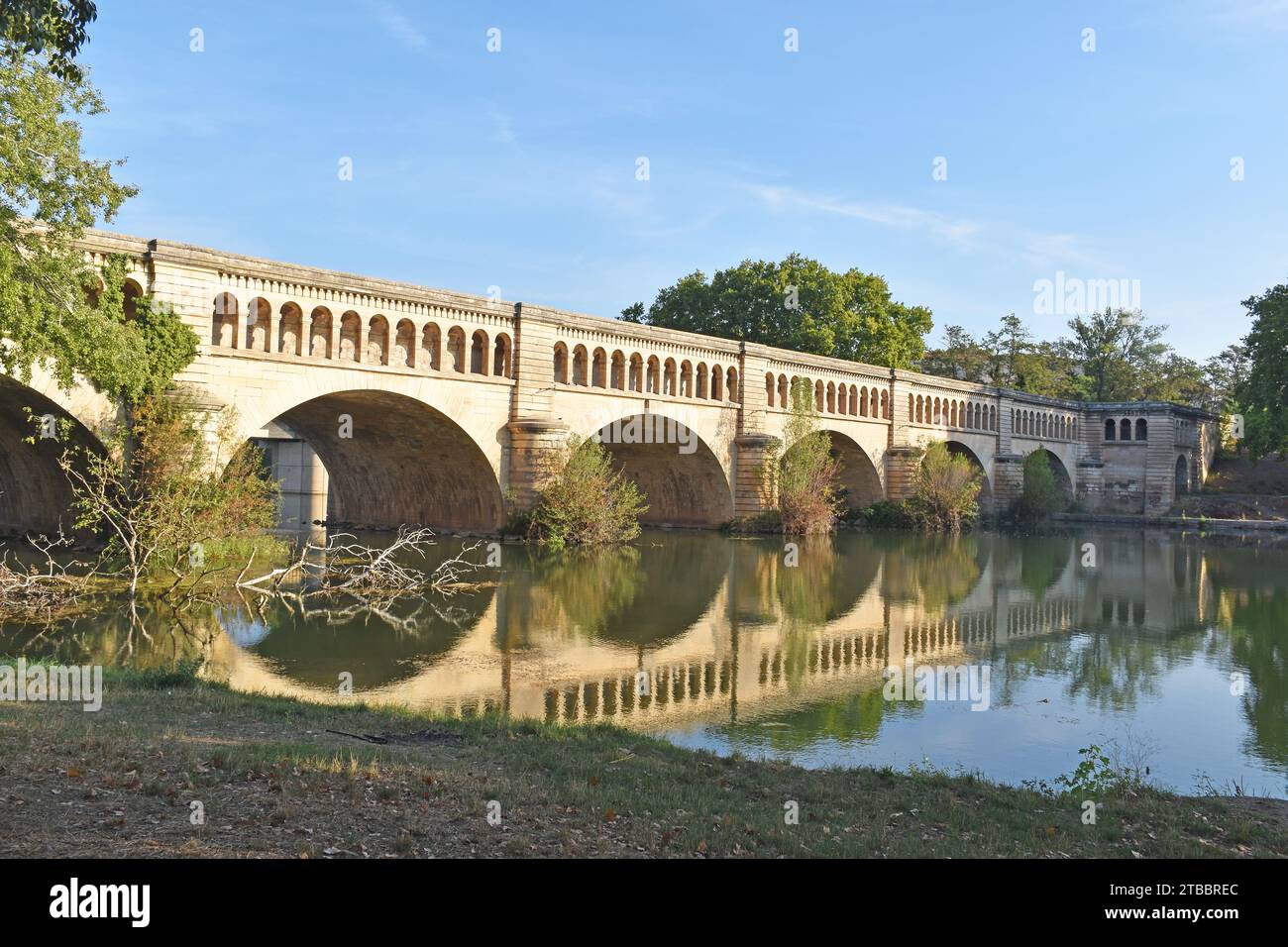 The elegant & picturesque Orb aqueduct, opened 1858, carrying the Canal du Midi over the River Orb, by-passing the sometimes treacherous river Stock Photo