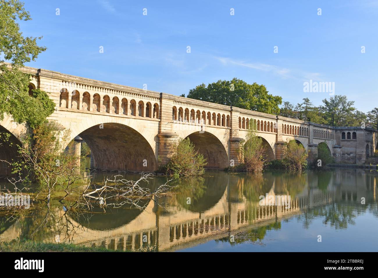 The elegant & picturesque Orb aqueduct, opened 1858, carrying the Canal du Midi over the River Orb, by-passing the sometimes treacherous river Stock Photo