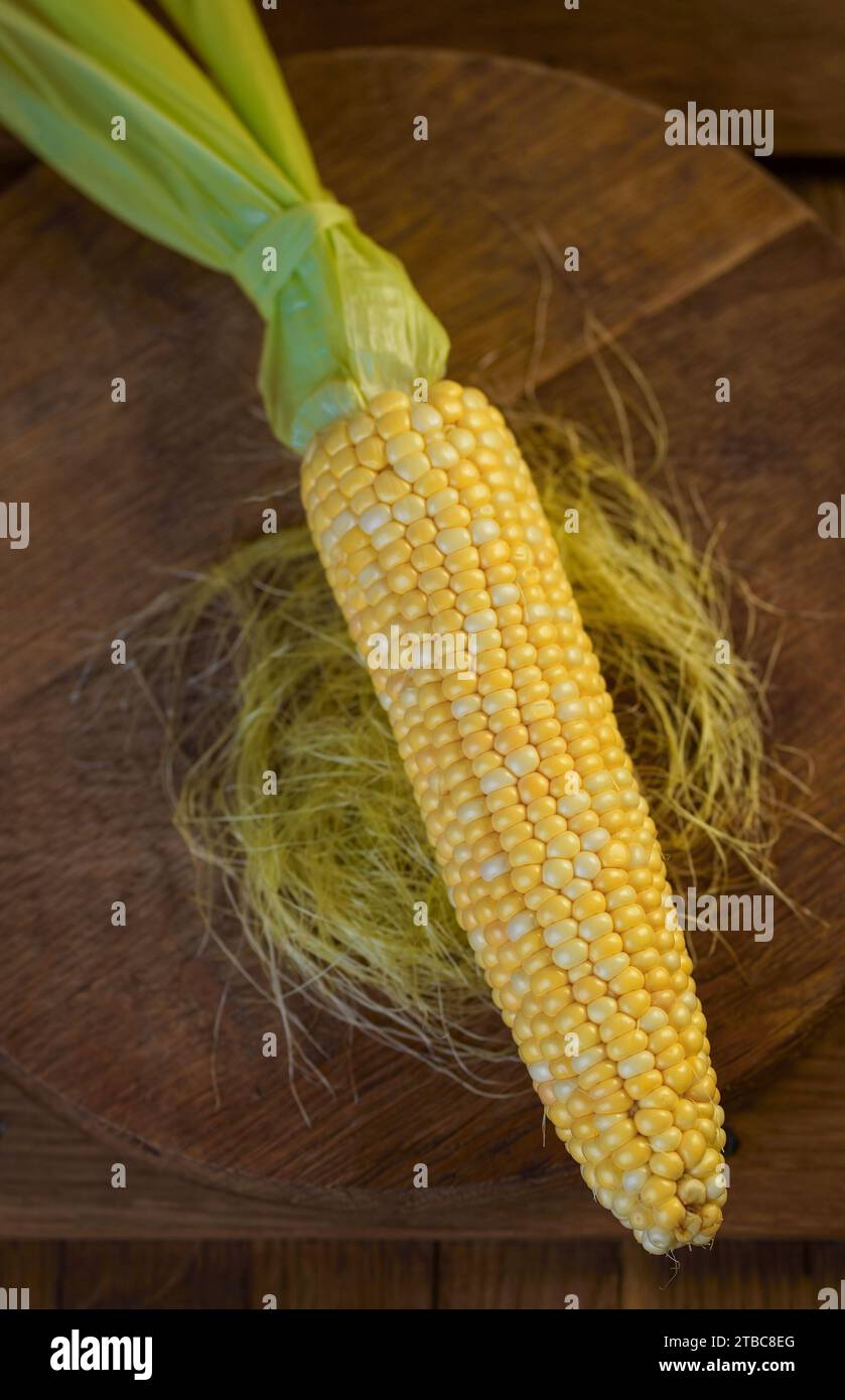 corn cob. Fresh corn on the cob on a rustic wooden table Stock Photo