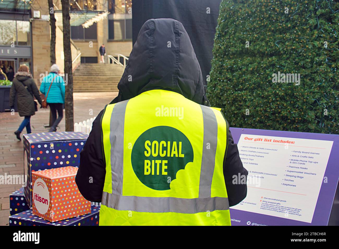 Glasgow, Scotland, UK. 6th December, 2023.  Social bite christmas appeal saw a stall outside its sauchiehall street cafe for its Festival of kindness for homeless people at christmas staffed by volunteers to donate visit social-bite.co.uk. Credit Gerard Ferry/Alamy Live News Stock Photo